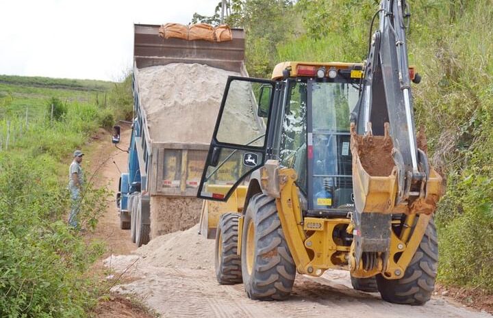  JAQUEIRA: Gestão realiza aplicação de piçarro em estrada rural, garantindo melhorias na infraestrutura e qualidade de vida da população.