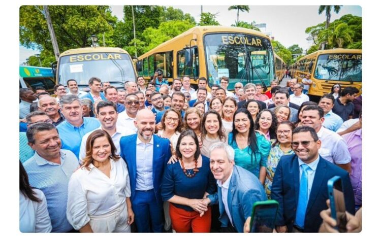  Governo de Pernambuco Entrega 232 Ônibus e 33 Vans Escolares para 153 Municípios, Beneficiando 17 Cidades da Mata Sul